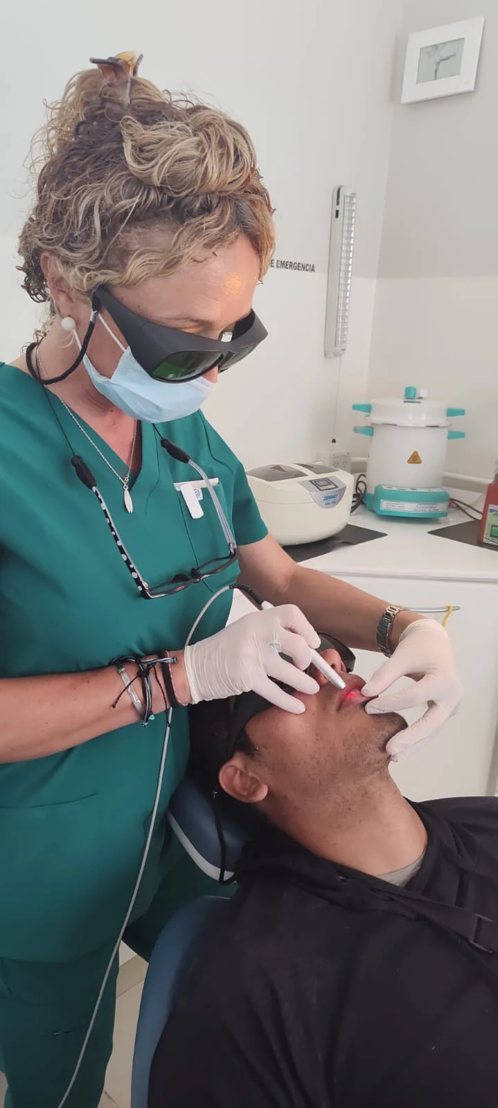 La Dra. Romina Andrian durante una atención clínica